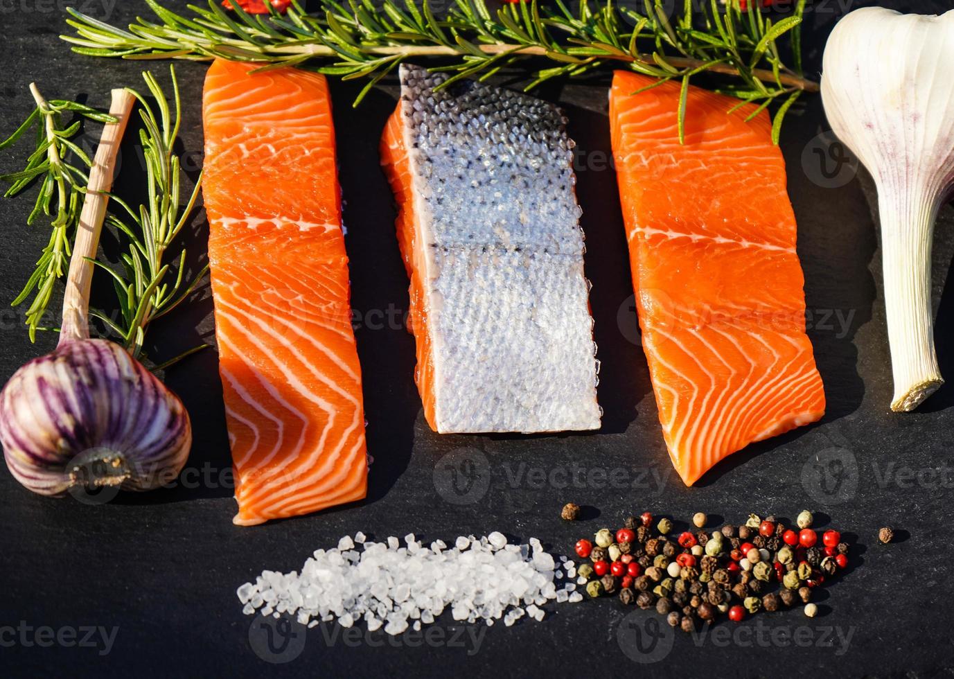 färsk laxöringfilé med örter kryddor och sallad till grill foto