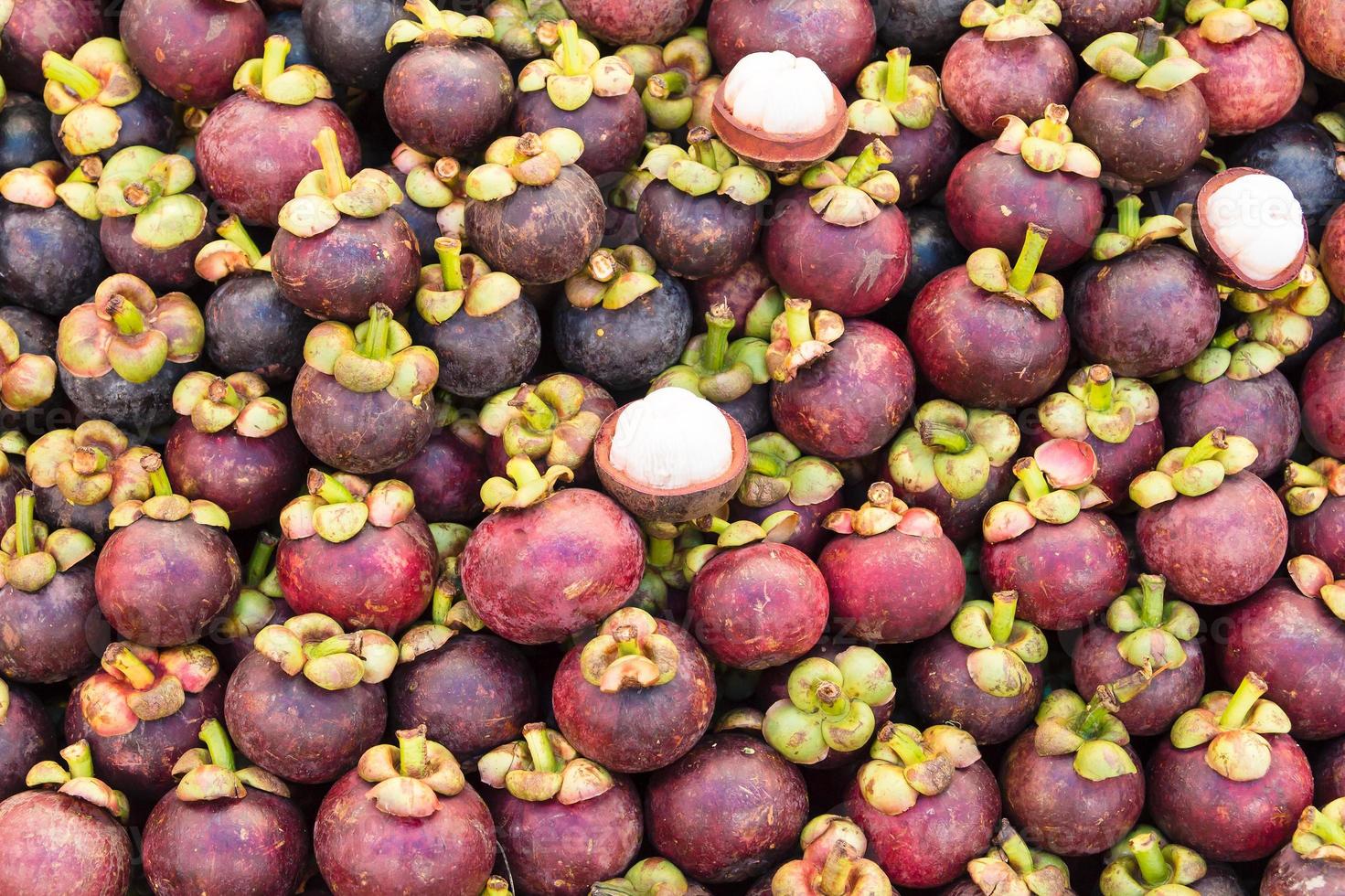 färsk mangostanfrukt på marknaden foto