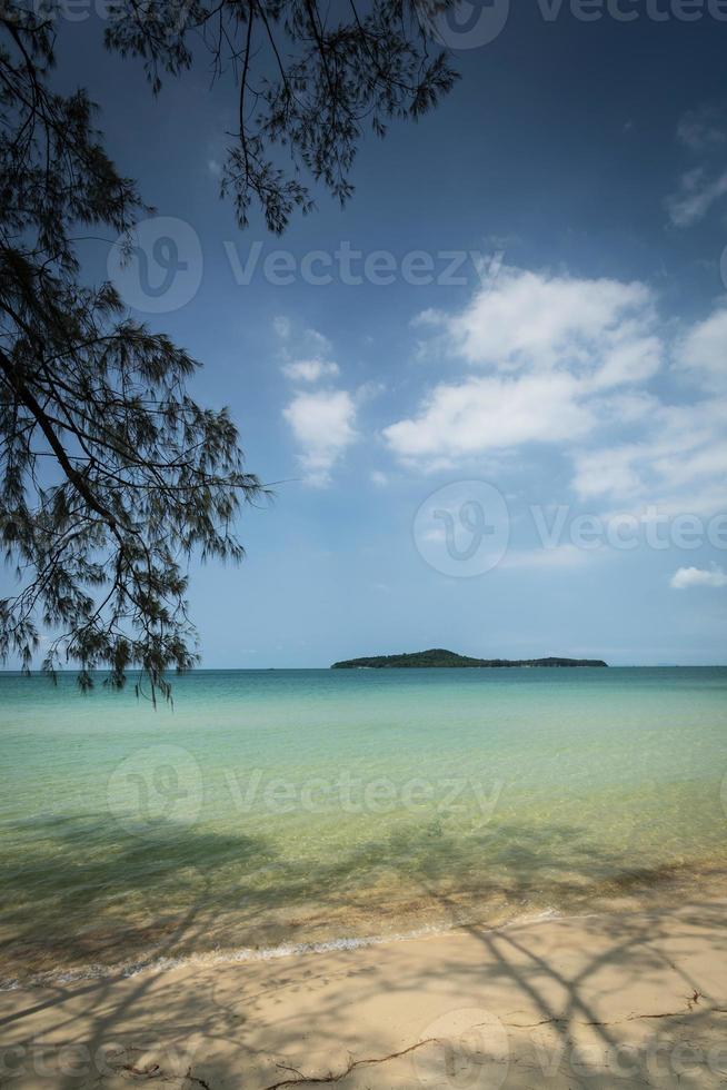 lång strand på ön Koh Ta Kiev nära Sihanoukville Kambodja foto