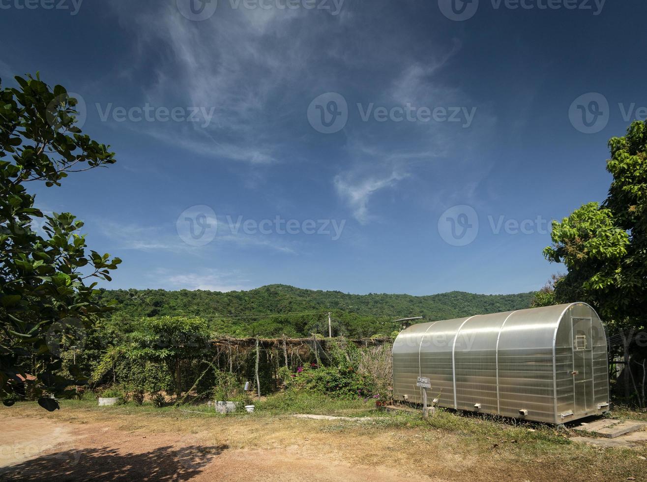modernt kryddtorkande växthusrum i Kampot peppargård i Kambodja foto