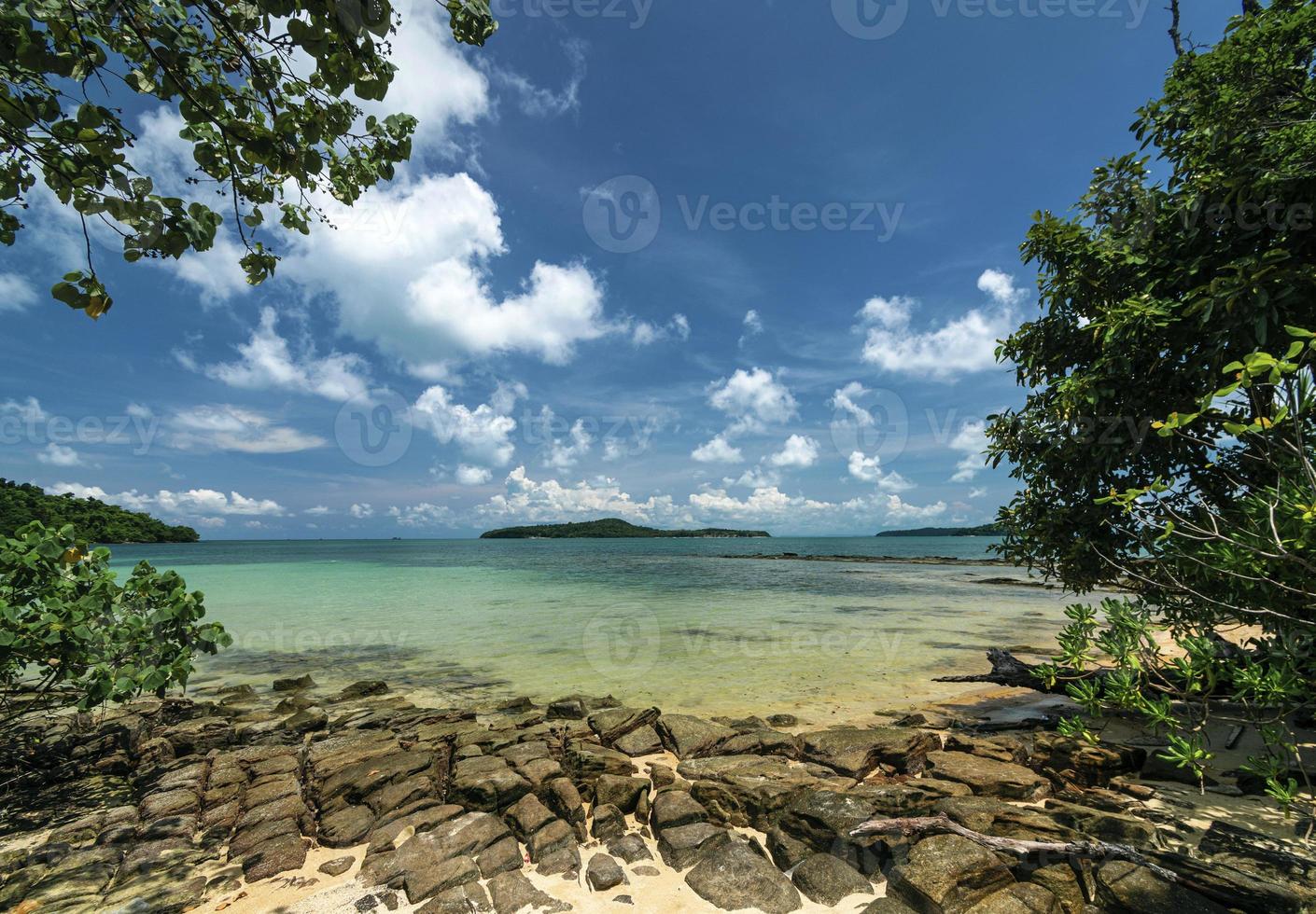 strandutsikt på ön Koh Ta Kievs södra kust nära Sihanoukville Kambodja foto