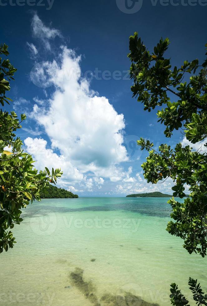 strandutsikt på ön Koh Ta Kievs södra kust nära Sihanoukville Kambodja foto