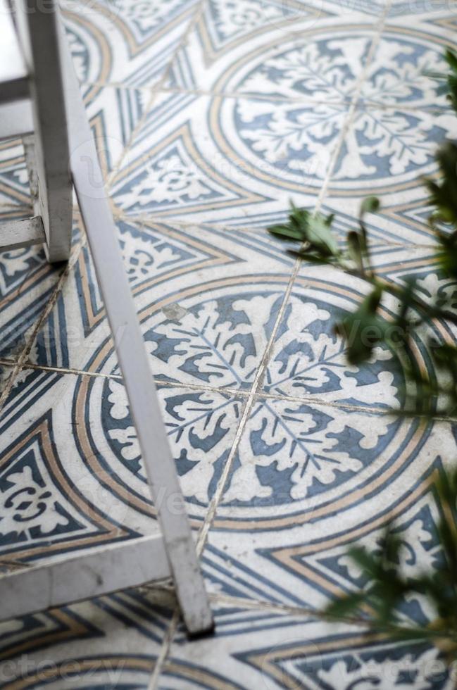 traditionell design gammal rustik golv kakel detalj i Sevilla andalucia café foto