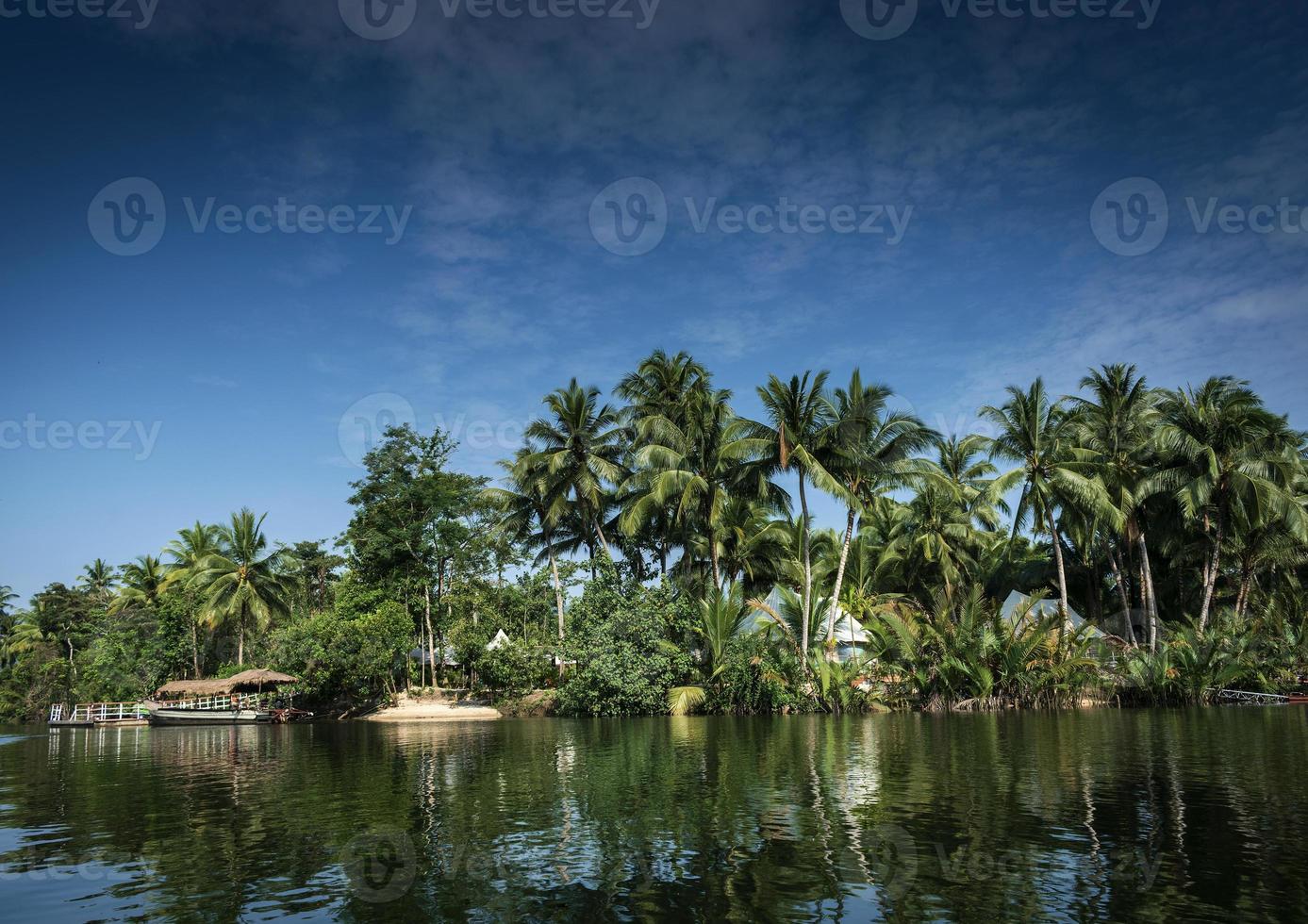traditionell djungelfärjebåt vid piren på Tatai -floden i Kambodja foto