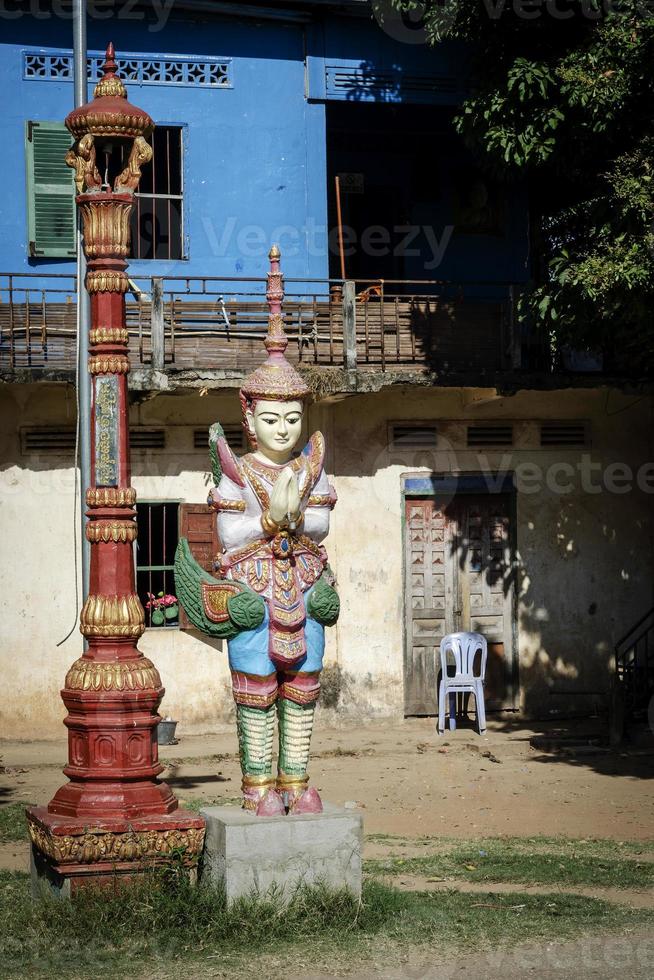 buddhistiska religiösa khmer staty utomhus vid wat svay annat unesco lakhon khol arv tempel i kandal provinsen kambodja foto