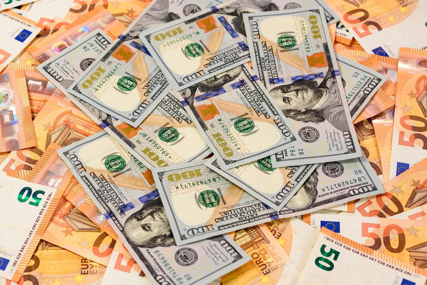 många dollar och euro, textur av pengar foto