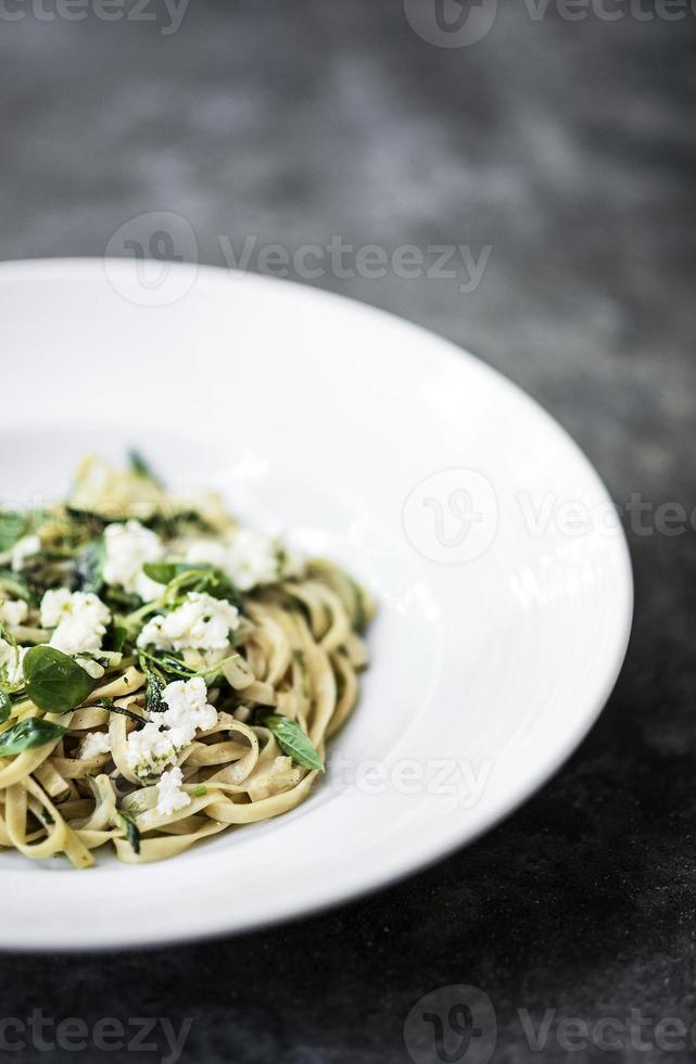 gourmet ekologisk italiensk ricotta och färska blandade örter tagliatelle på tallrik foto