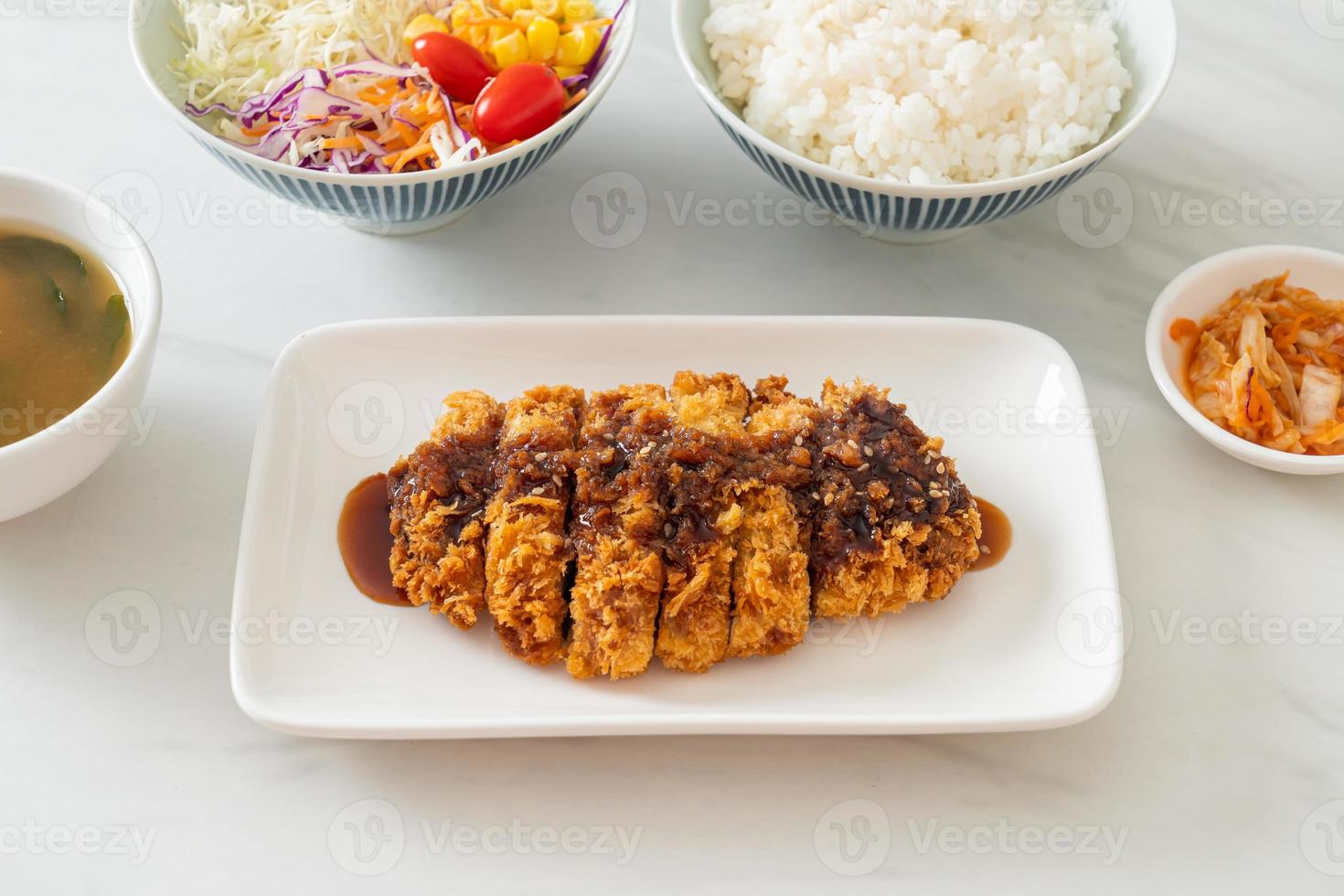 tonkatsu - japansk fläskkotlett friterad med risuppsättning foto