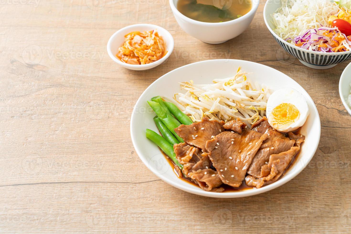 stek teriyaki fläsk med sesamfrön, mungbönor, kokt ägg och risuppsättning - japansk matstil foto