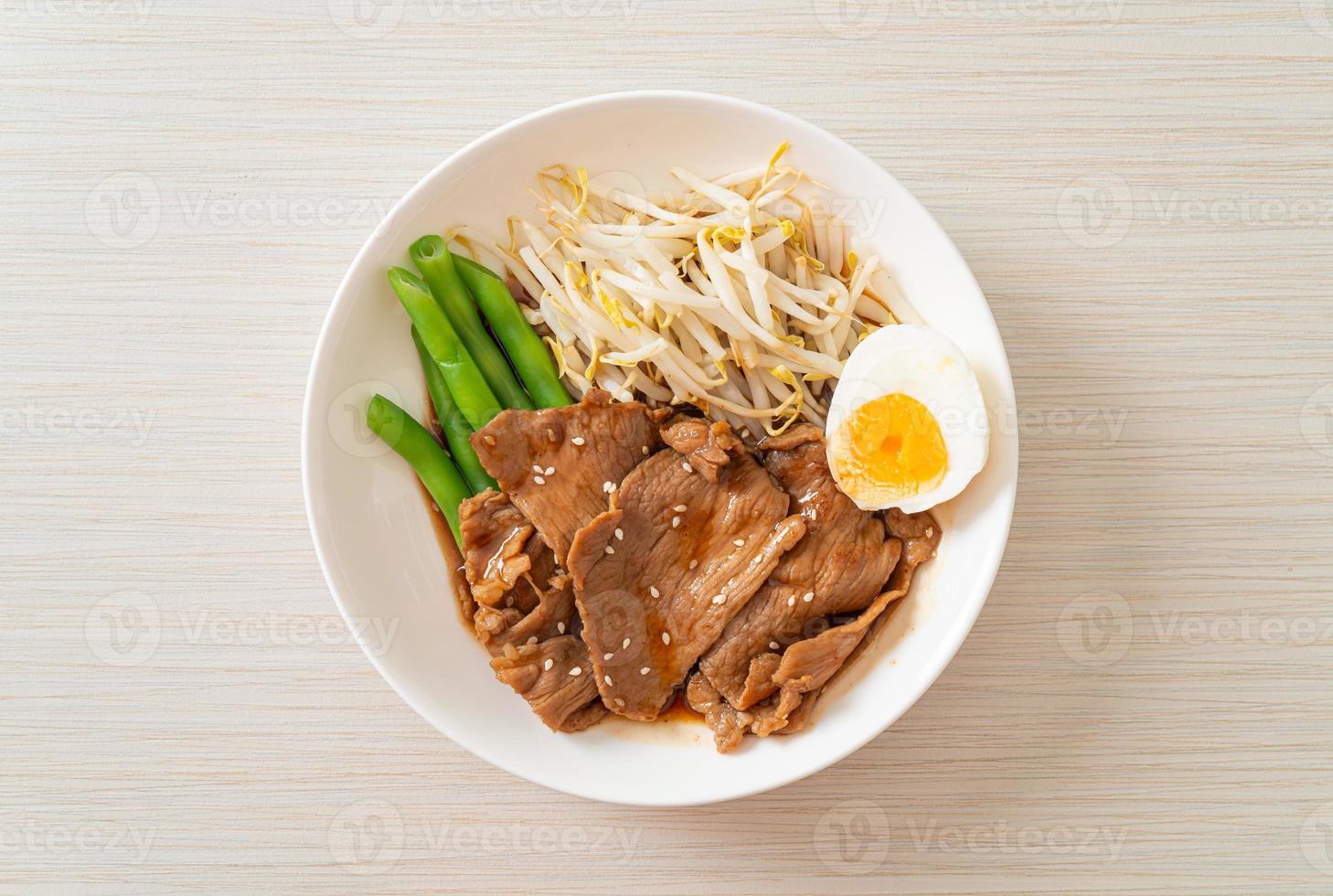 stek teriyaki fläsk med sesamfrön, mungbönor, kokt ägg och risuppsättning - japansk matstil foto