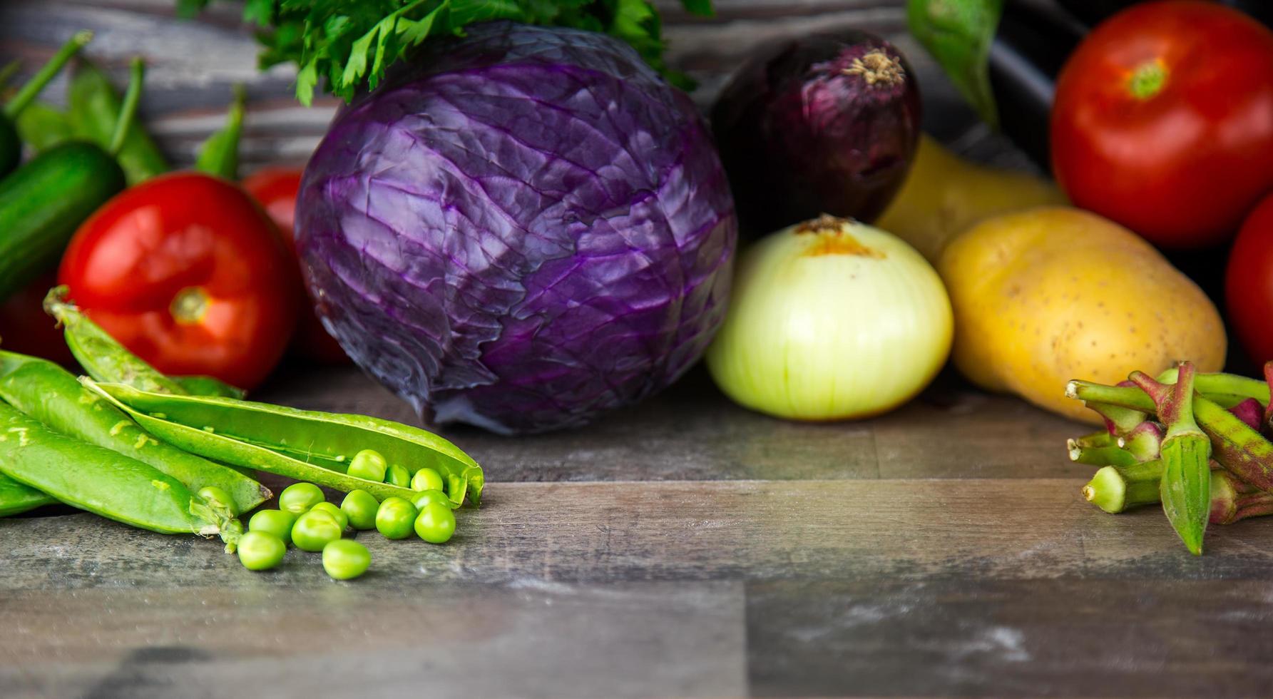 hälsosam frisk blandning av rå grönsakssammansättning foto