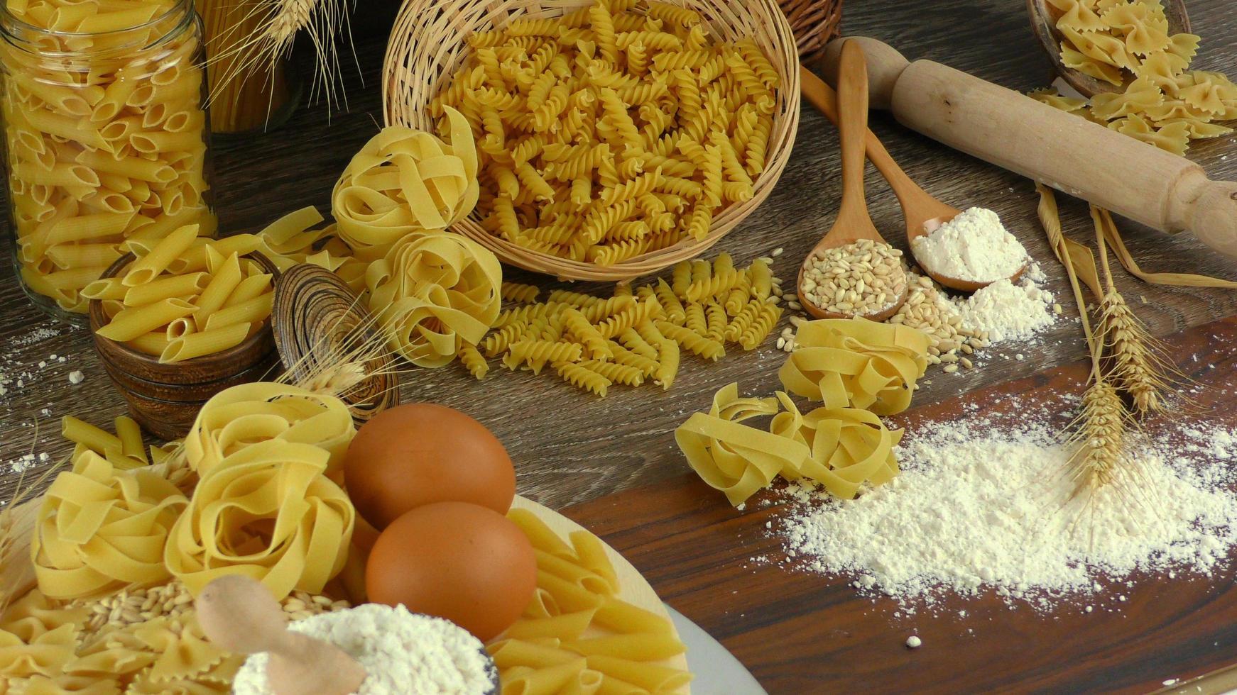 italiensk makaronipasta okokt foto