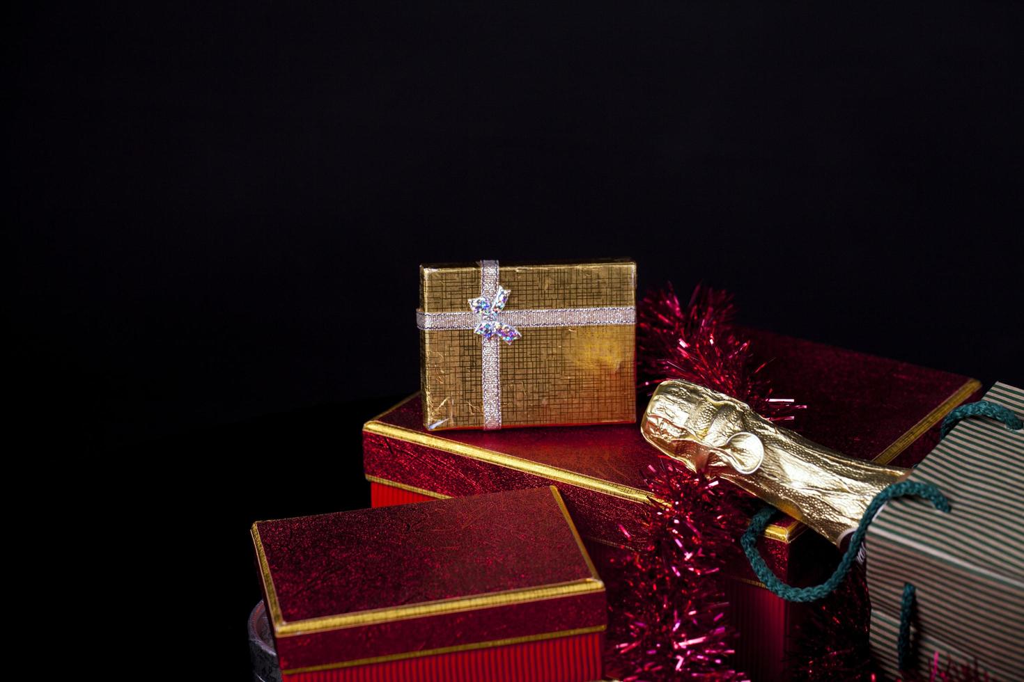 jul födelsedag alla hjärtans dag champagne presentförpackning koncept foto