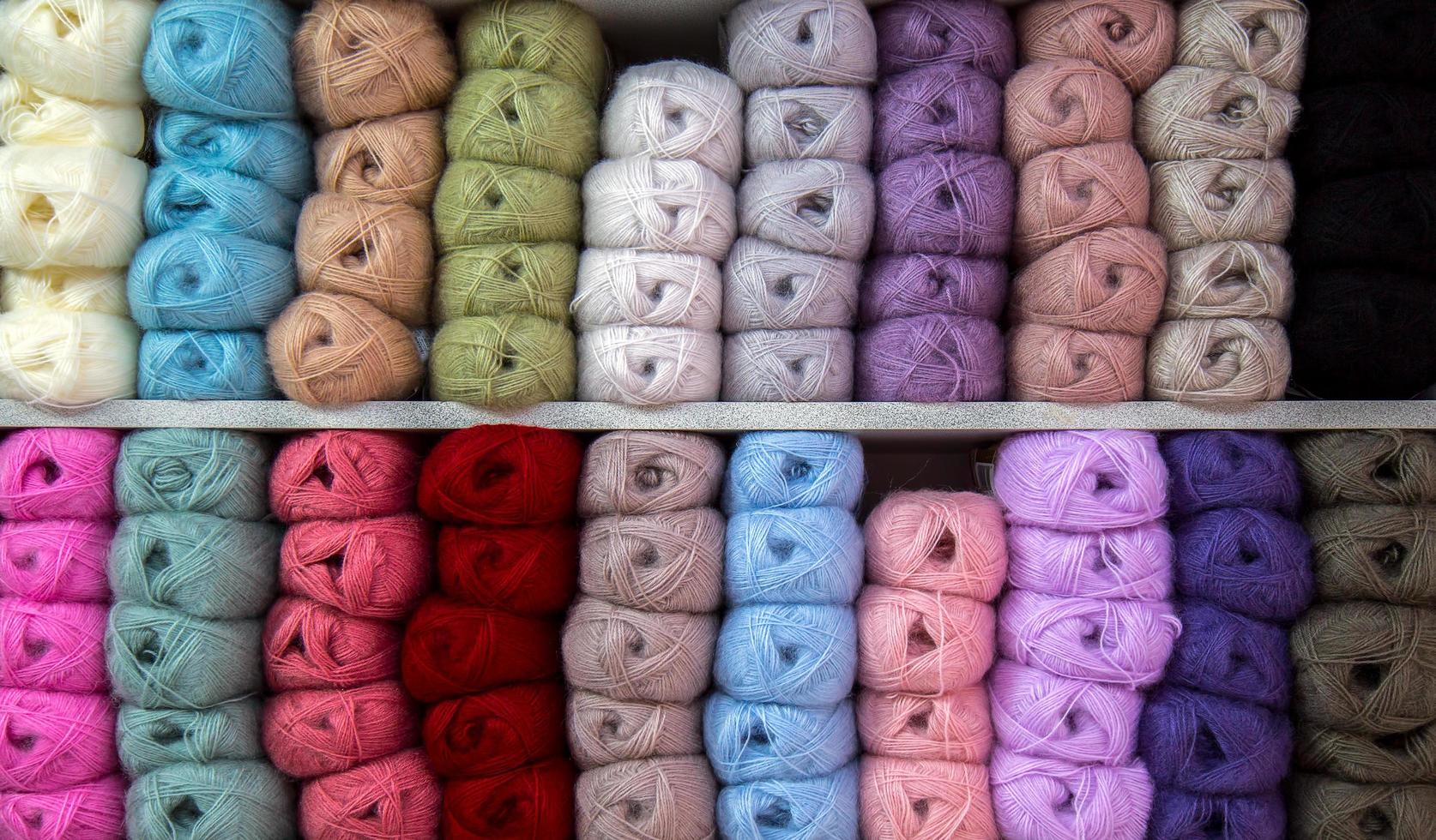 bomulls färgglada textilmaterial industriella tyg rullar foto