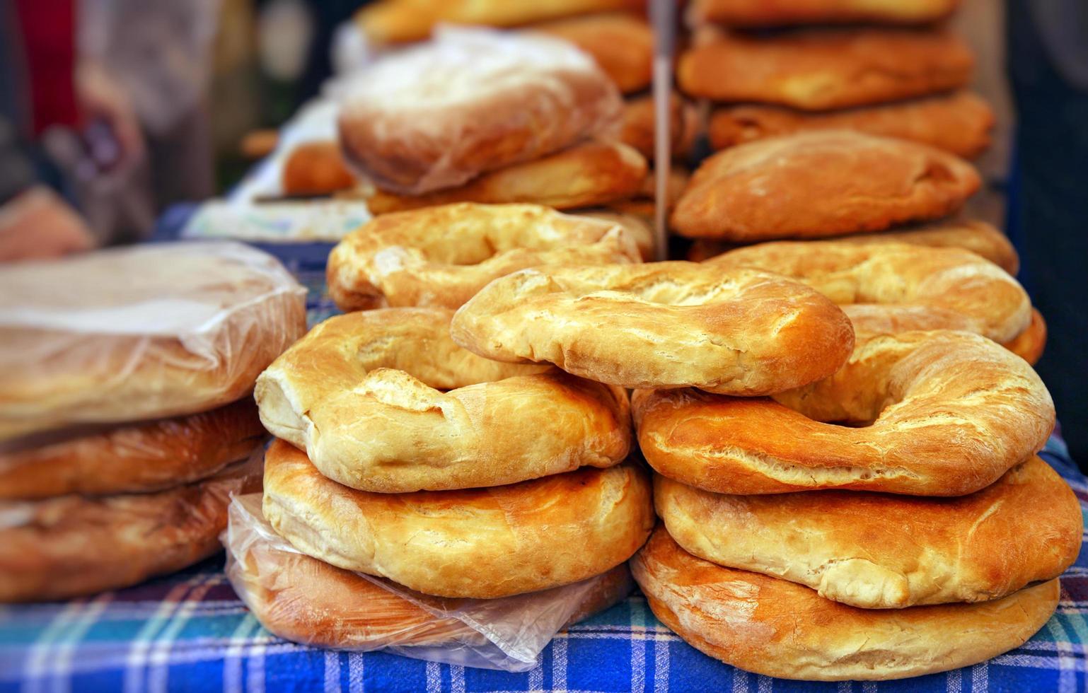 färskt nytt, ekologiskt bröd i offentlig basar foto