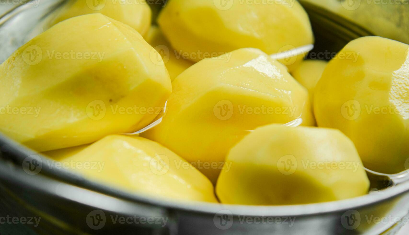 färsk skalad potatisar i pott . foto