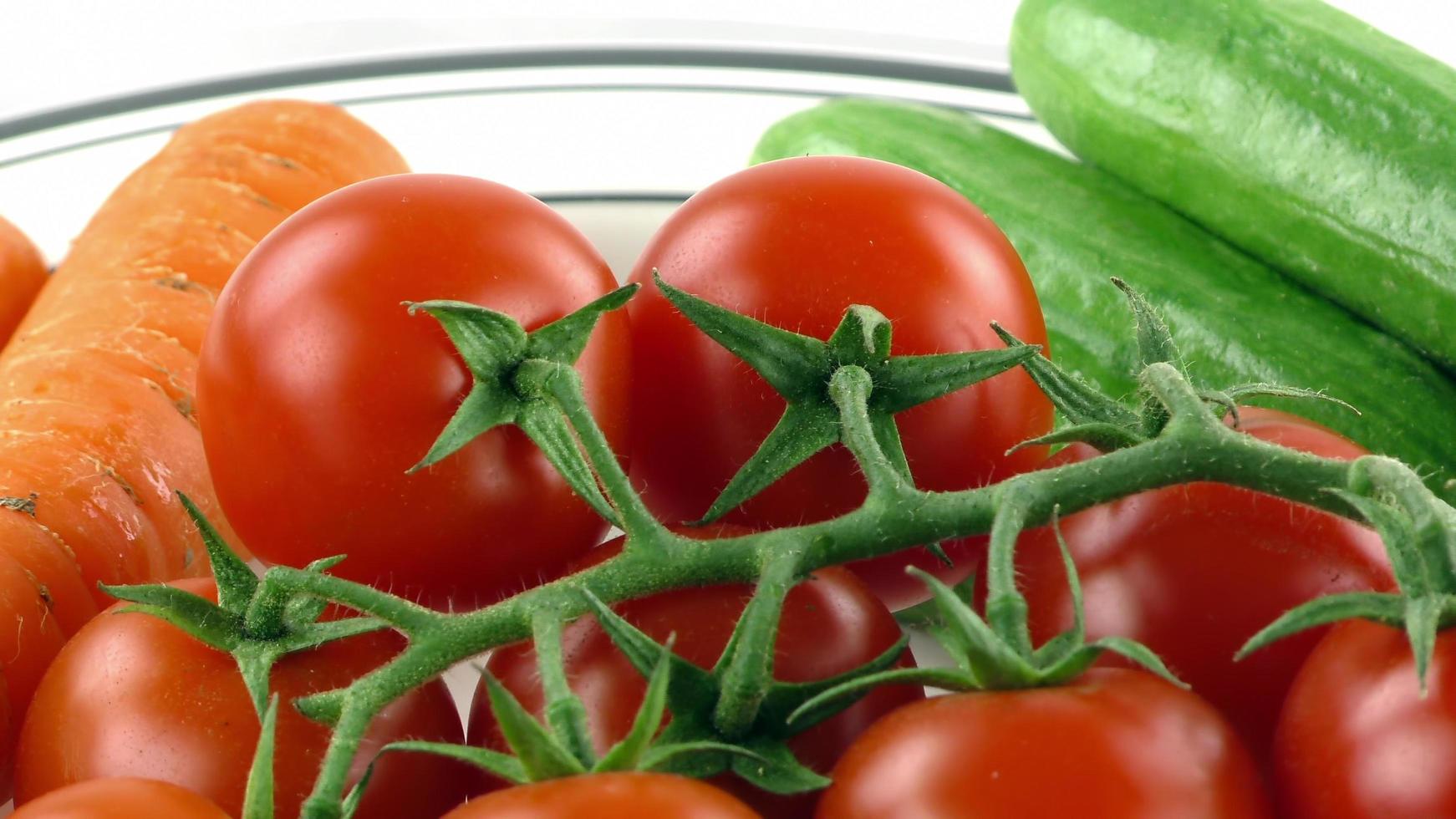 ekologisk tomatgurka och morotgrönsak foto