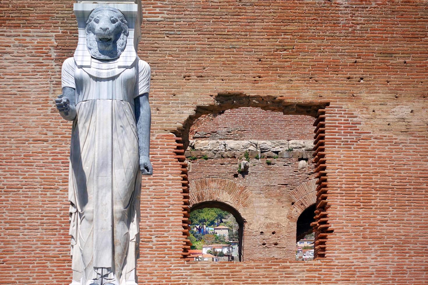 egyptisk gudinnestaty i röd basilika av bergama i kalkon foto