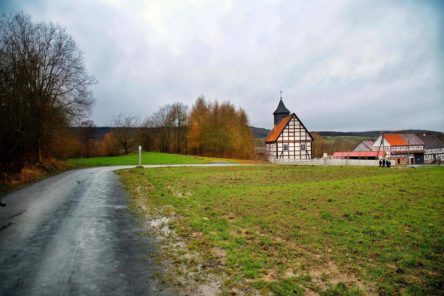 grönt gräs nära vägen och tyskt hus foto