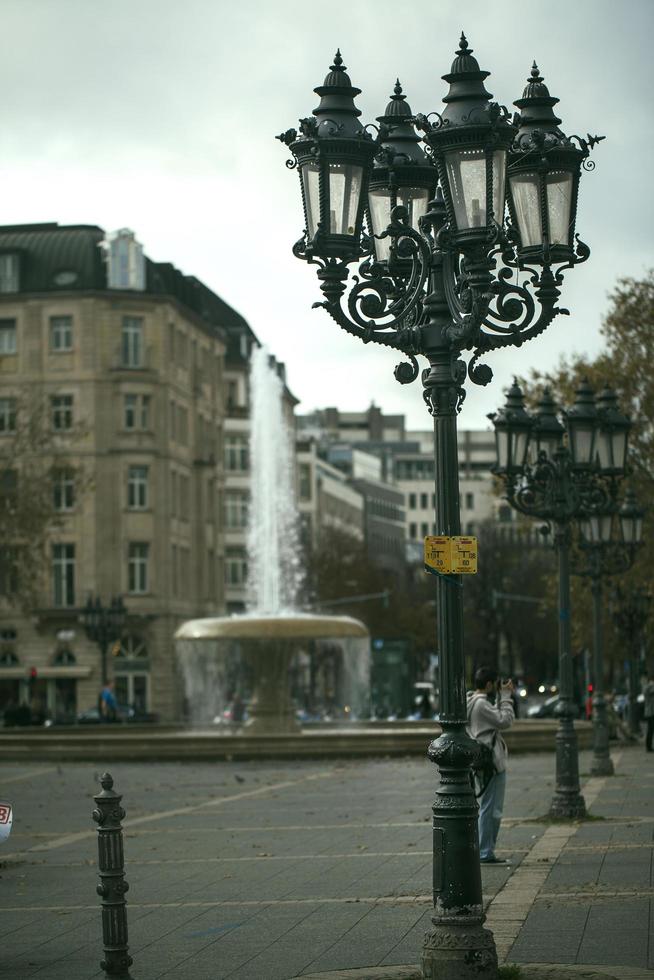 gatlykta och staden frankfurt foto