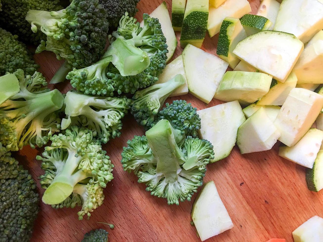 hackad brokoli och pumpa på köksbordet foto