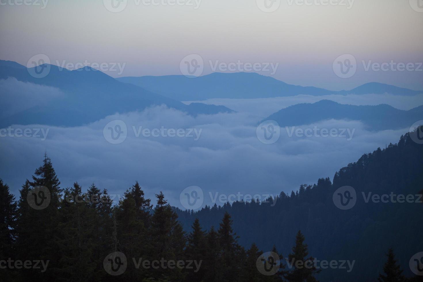 bland dimman bergsutsikt, solnedgång, rize, kalkon foto