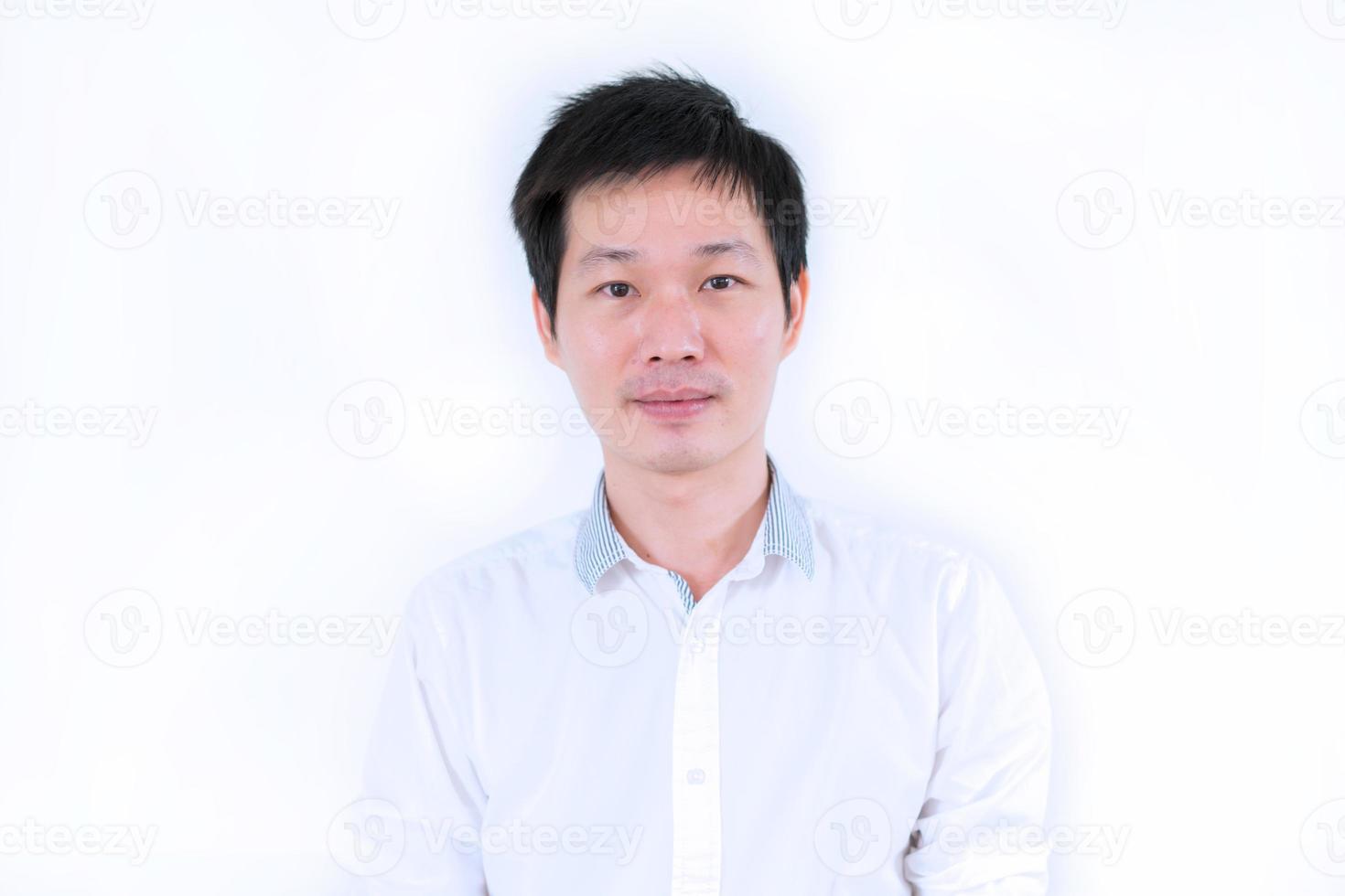 porträtt asiatisk man på vit bakgrund foto