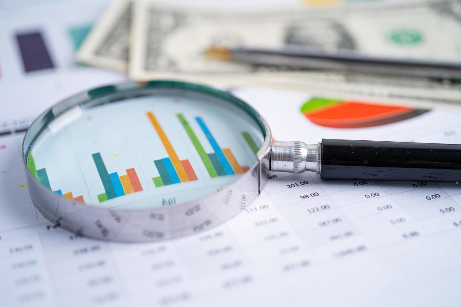 förstoringsglas på diagram diagrampapper. foto