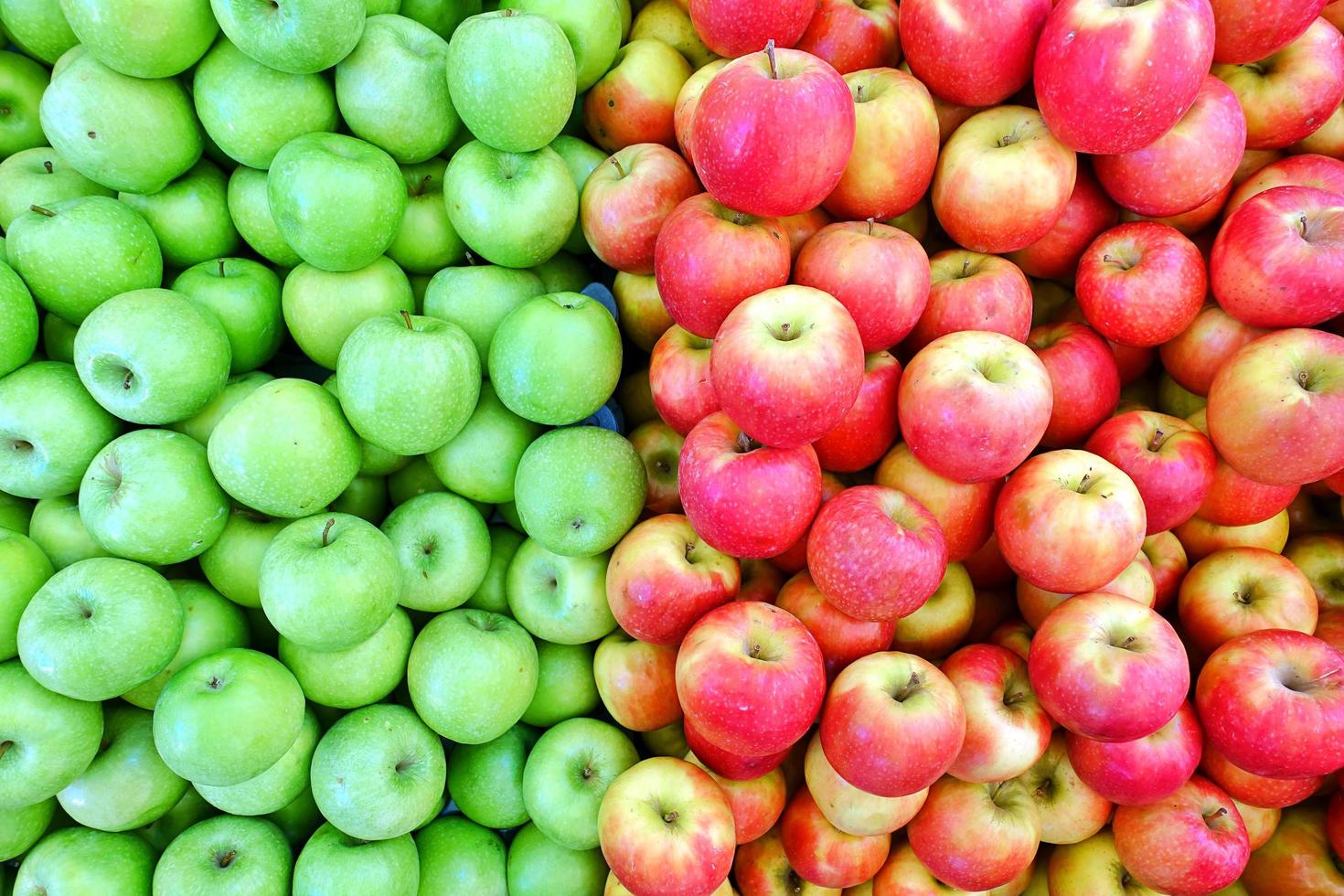 frukt rött och grönt ekologiskt äpple foto
