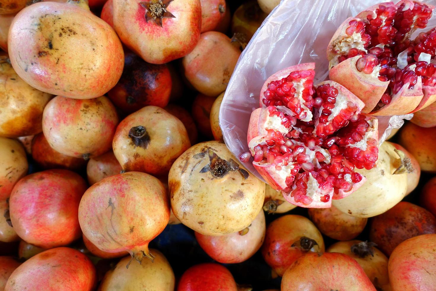 röd saftig och helati frukt granatäpple foto