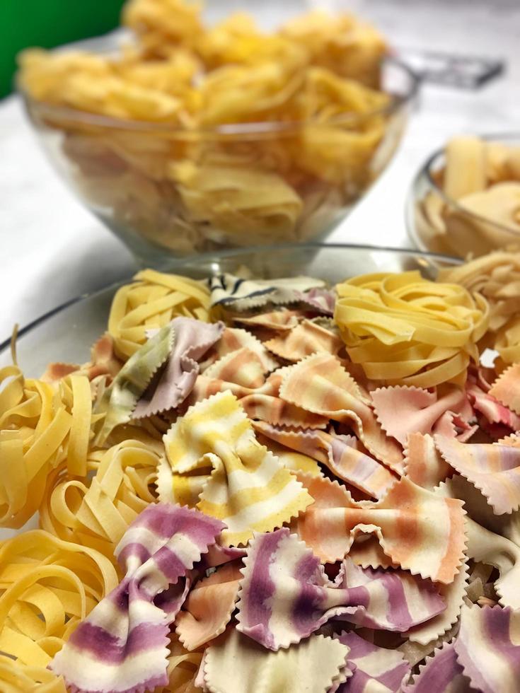 italiensk makaroner pasta okokt rå mat foto