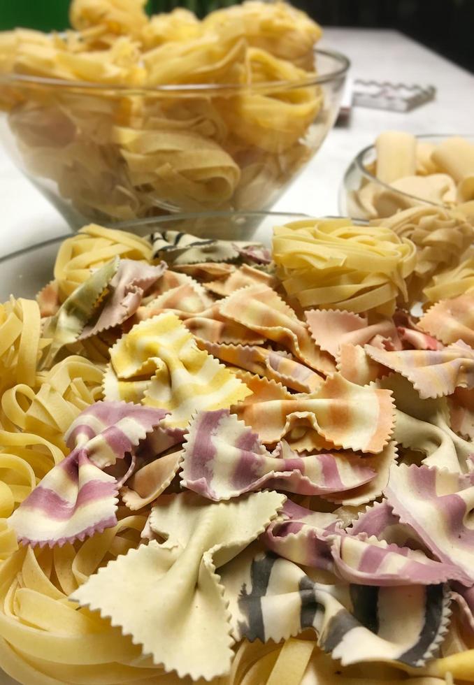 italiensk makaroner pasta okokt rå mat foto