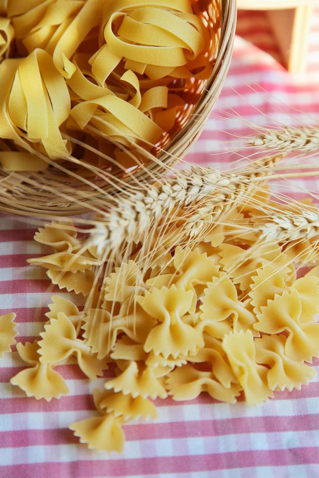 italiensk makaroner pasta okokt rå mat foto