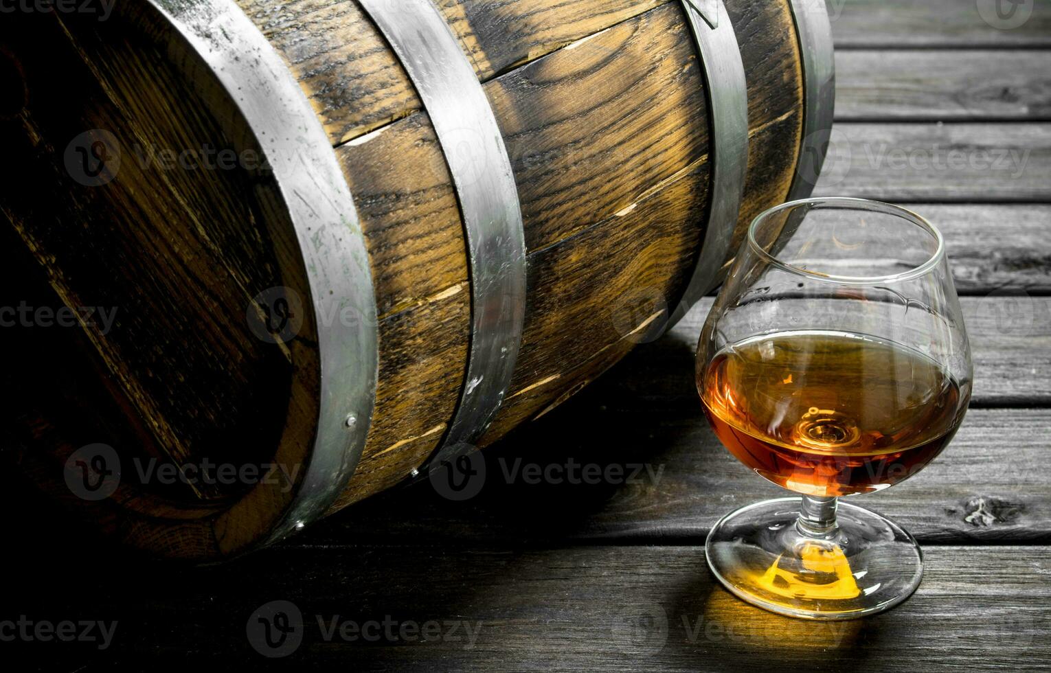 cognac i en glas med en tunna. foto
