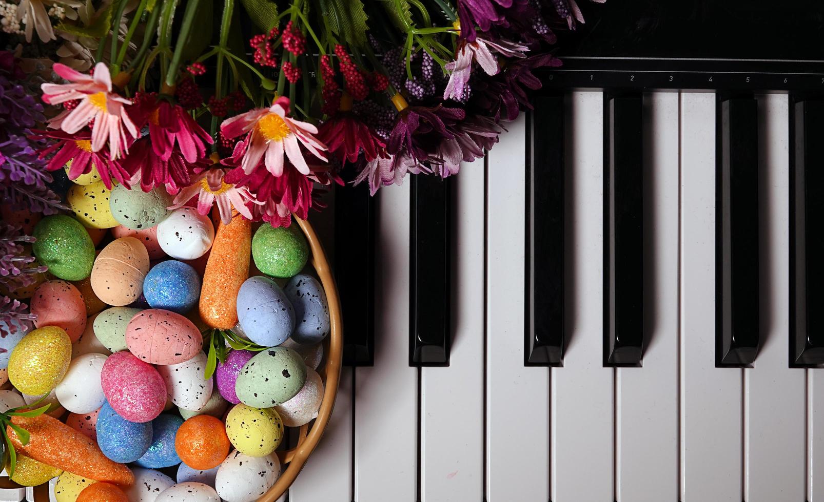 påskägg och pianotangenter och blommor foto