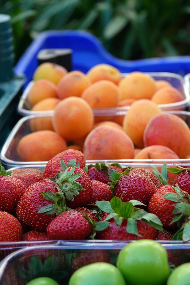 ekologiska läckra frukter jordgubbsplommon och aprikos foto