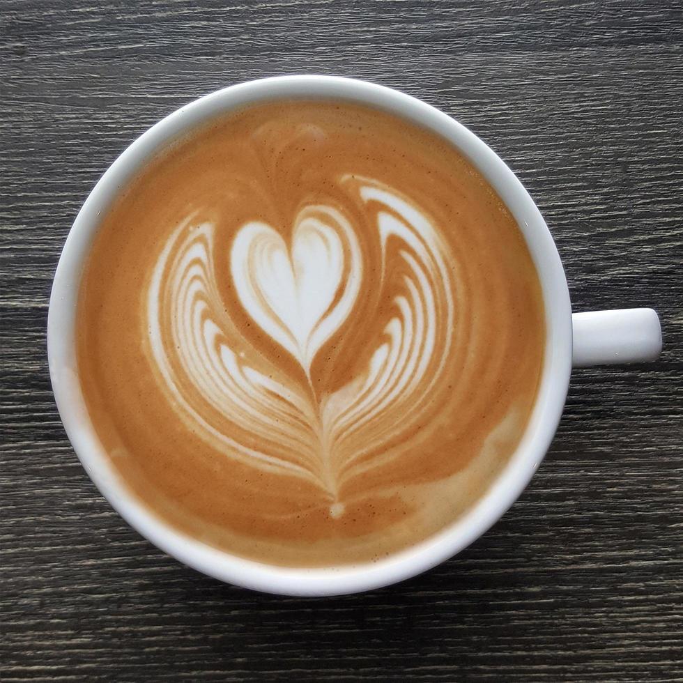 ovanifrån av en mugg latte art kaffe. foto