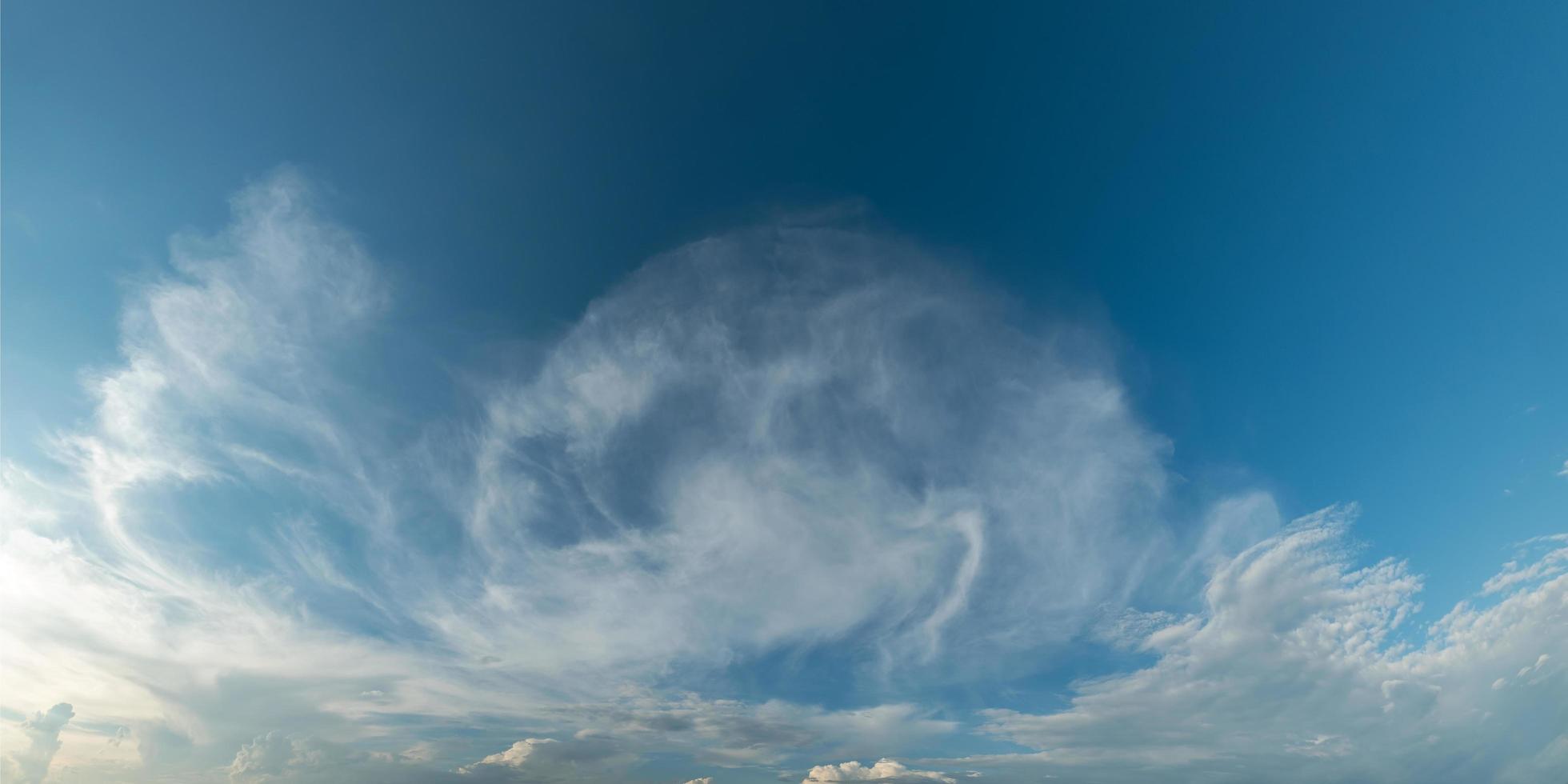 levande färg panoramahimmel med moln på en solig dag. foto