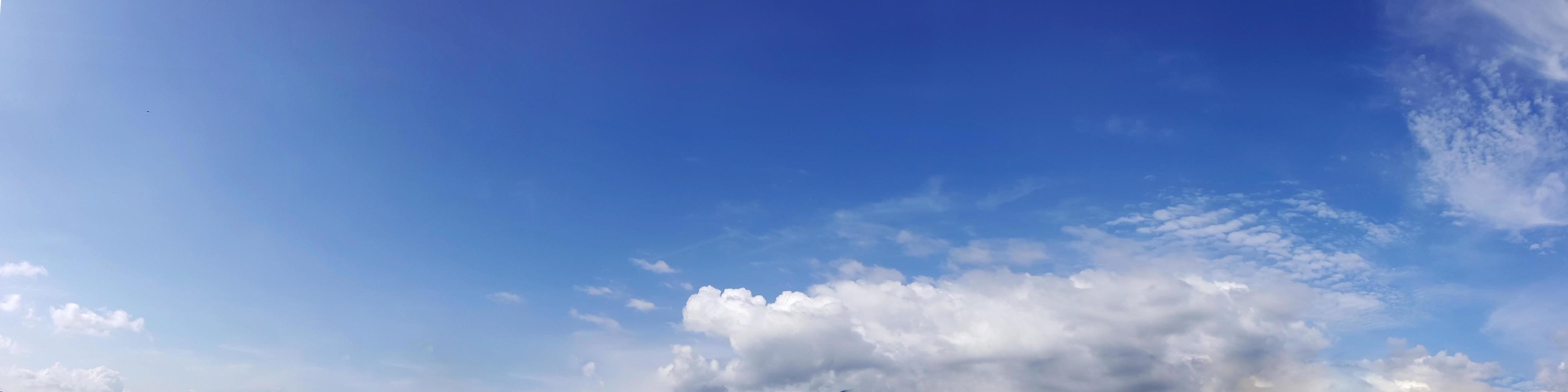 panoramahimmel med moln på en solig dag. foto