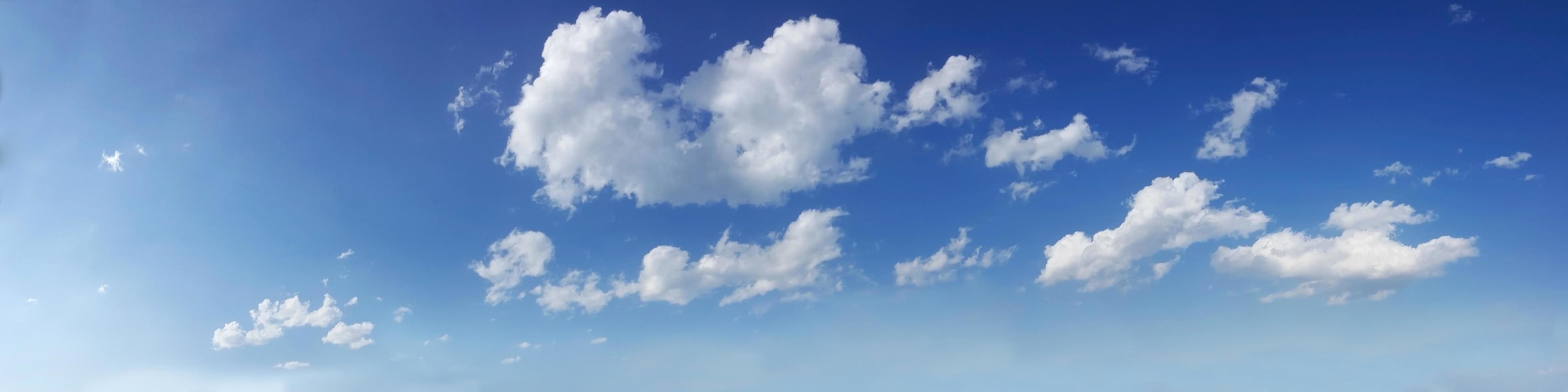 panoramahimmel med moln på en solig dag. foto