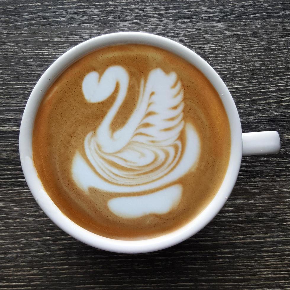 ovanifrån av en mugg latte art kaffe. foto