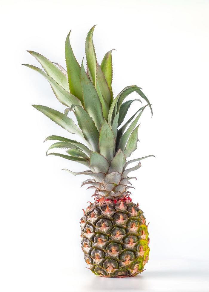 ananasfrukt isolerad på vit bakgrund foto