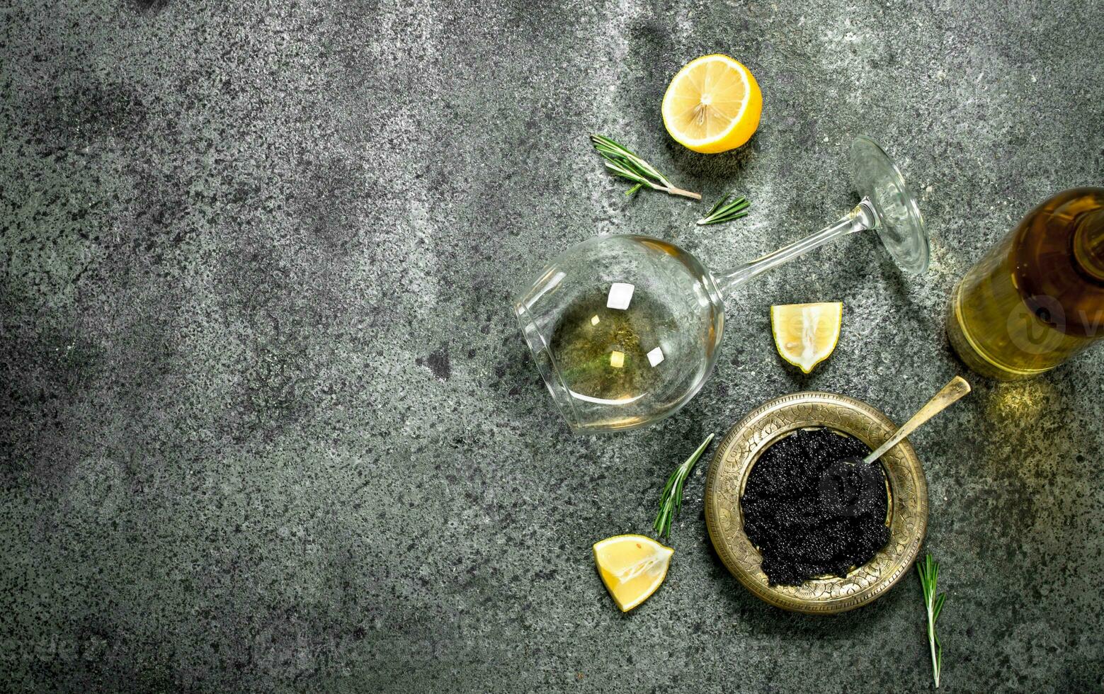 svart kaviar med vit vin och citron. foto