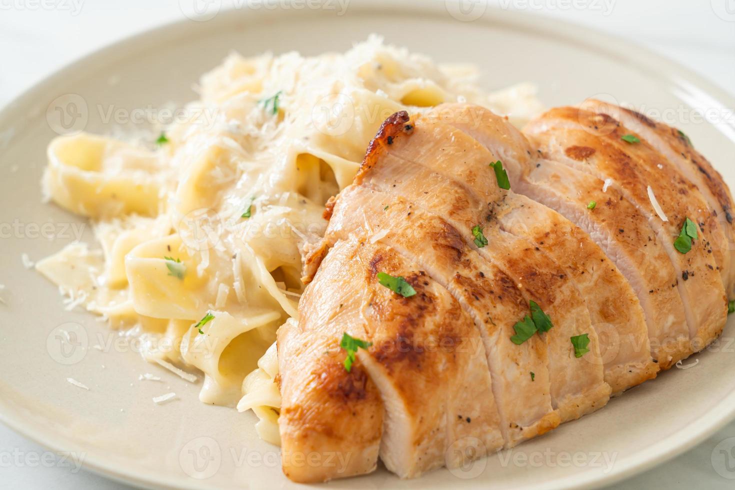 hemlagad fettucinepasta vit krämig sås med grillad kyckling foto