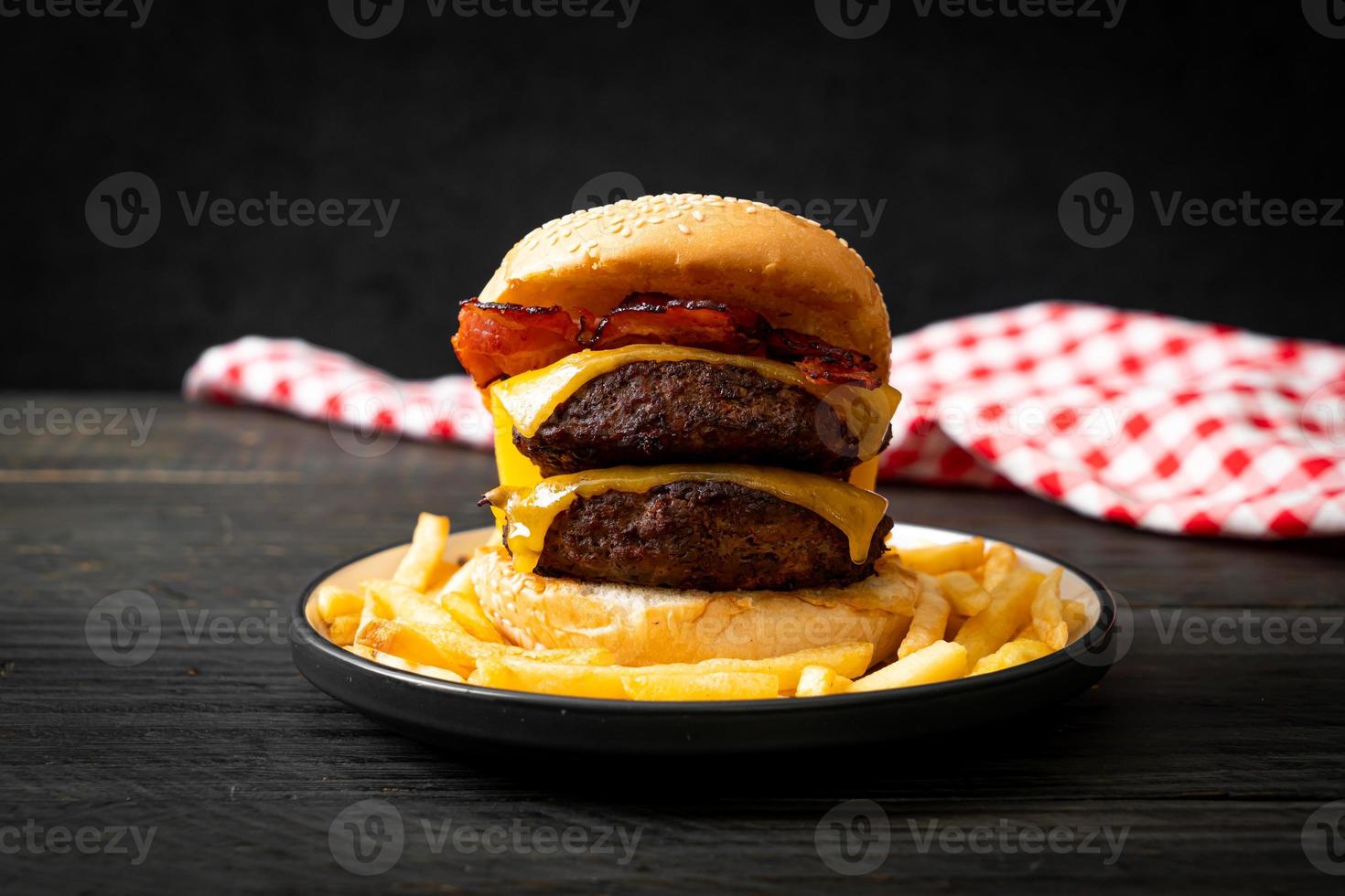 hamburgare eller nötköttburgare med ost och bacon - ohälsosam matstil foto