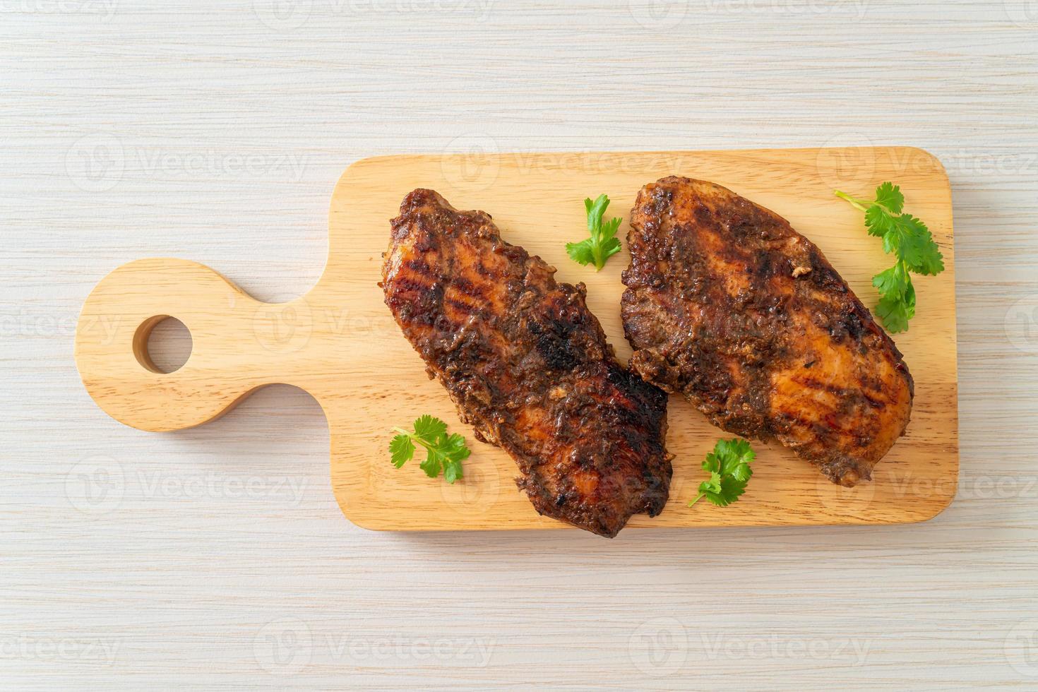kryddig grillad jamaican jerk chicken - jamaicansk matstil foto