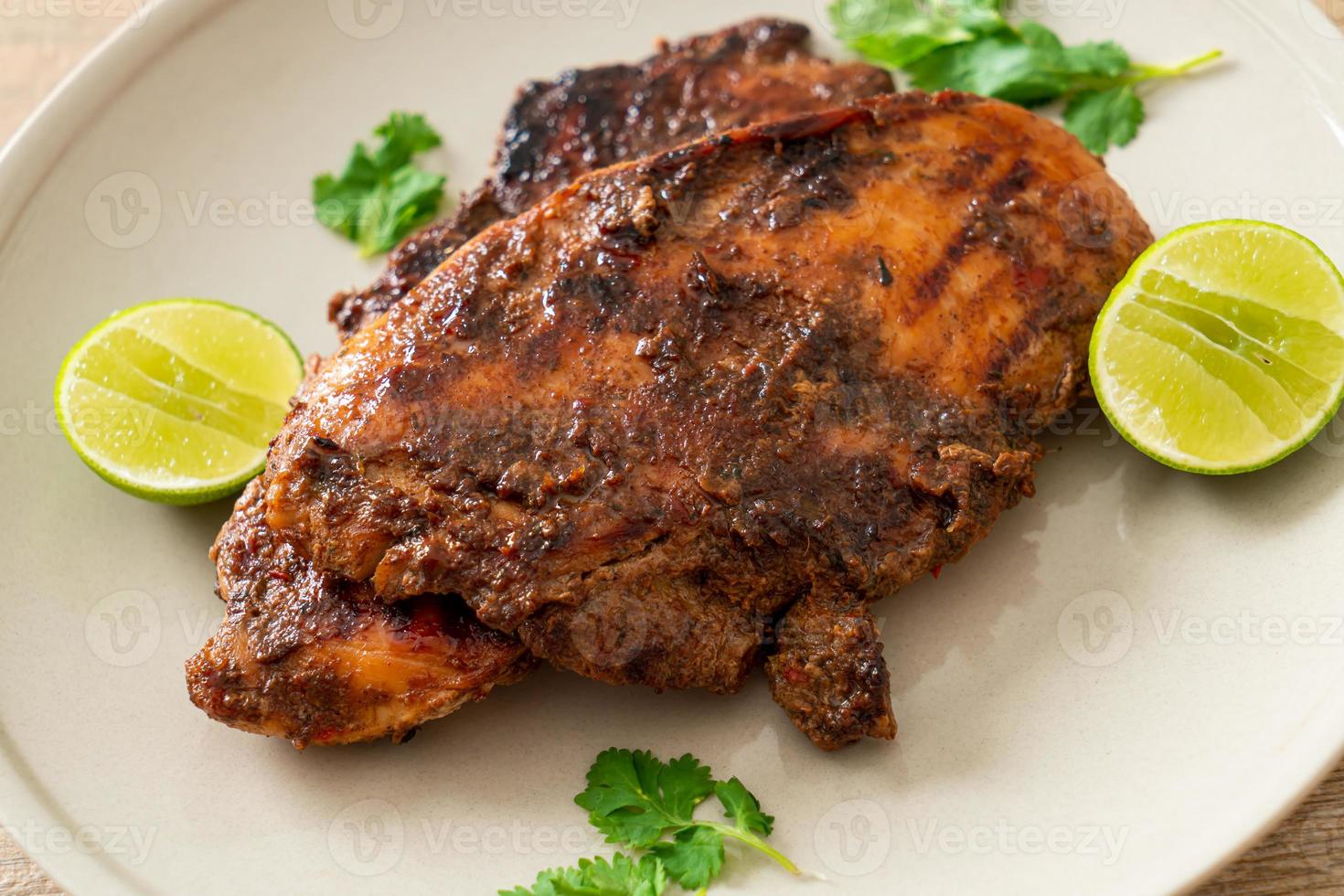 kryddig grillad jamaican jerk chicken - jamaicansk matstil foto