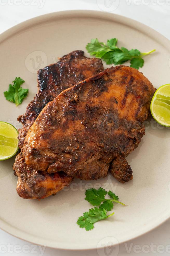kryddig grillad jamaican jerk chicken - jamaicansk matstil foto
