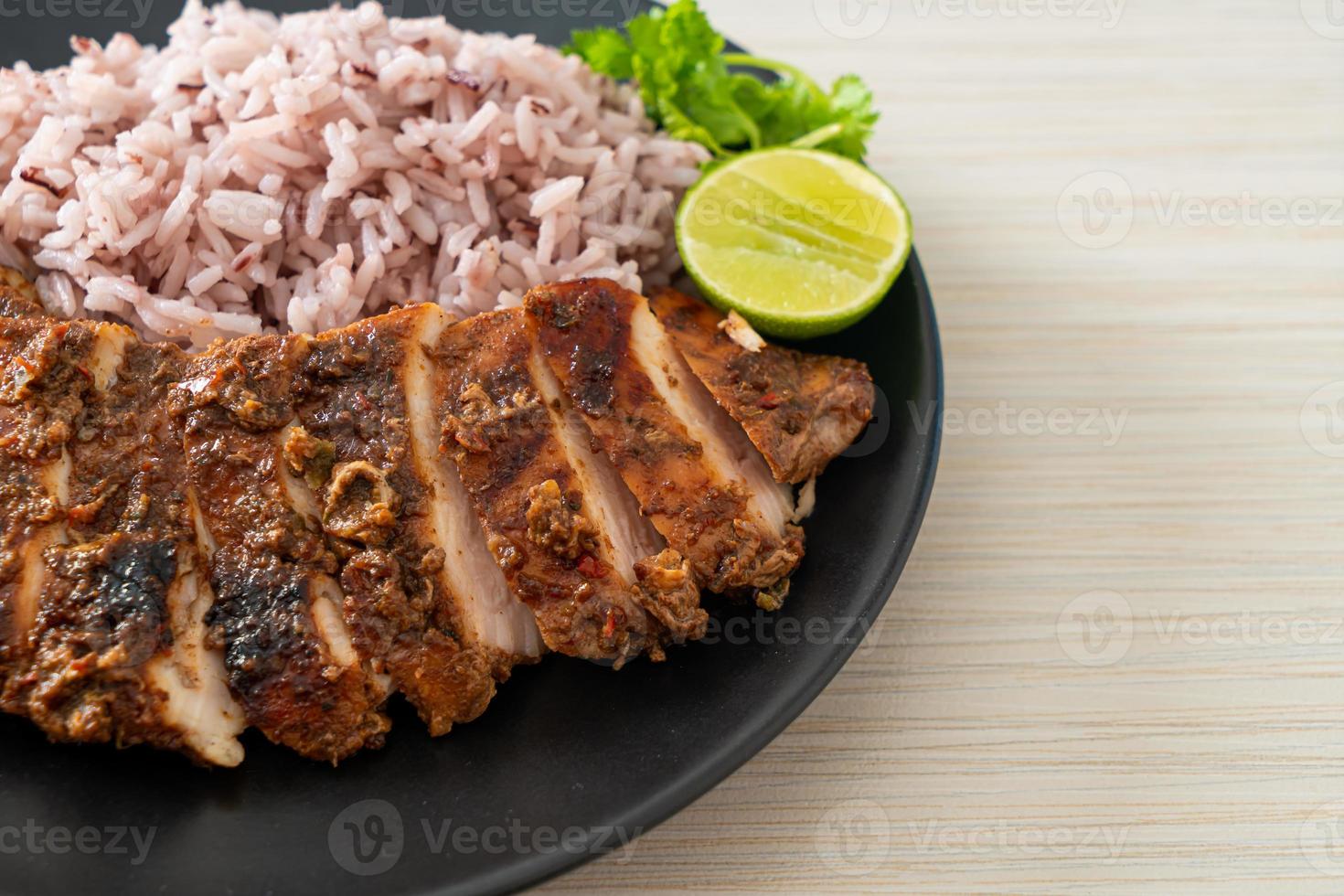 kryddig grillad jamaicansk ryck kyckling med ris - jamaicansk matstil foto