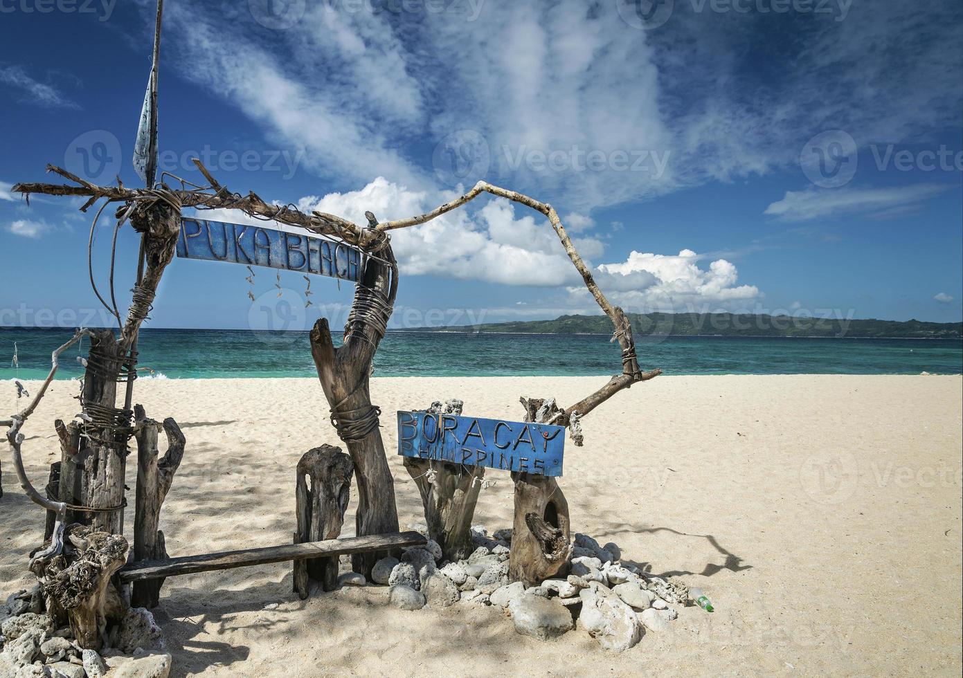 berömd puka strandutsikt på det tropiska paradiset Boracay Island i Filippinerna foto